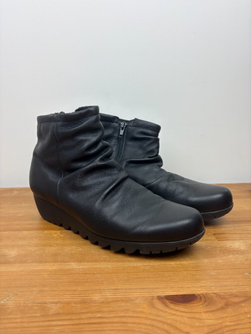 Munro Women’s Black Leather Ankle Zip Walking Wedge Booties Size 8.5